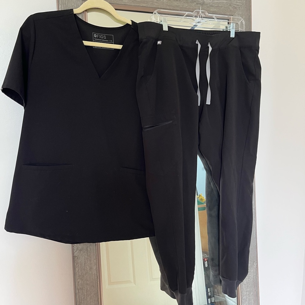 Figs 2 pocket top and Zamora jogger